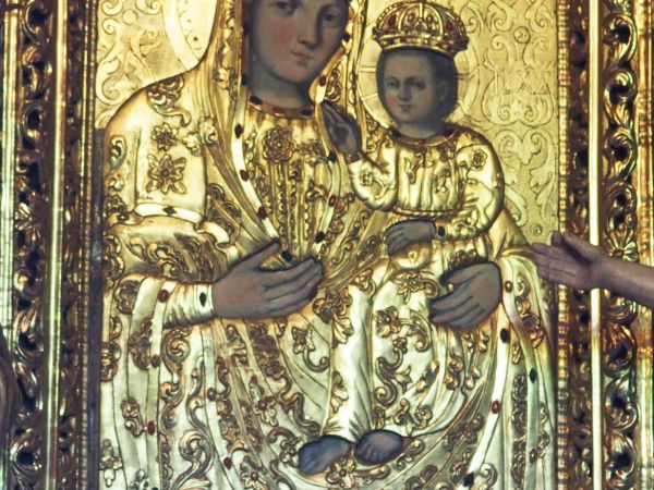 w ołtarzu bocznym - po stronie północnej : obraz Matki Boskiej z Dzieciątkiem, okryta sukienkami - w kunszcie metaloplastyki.