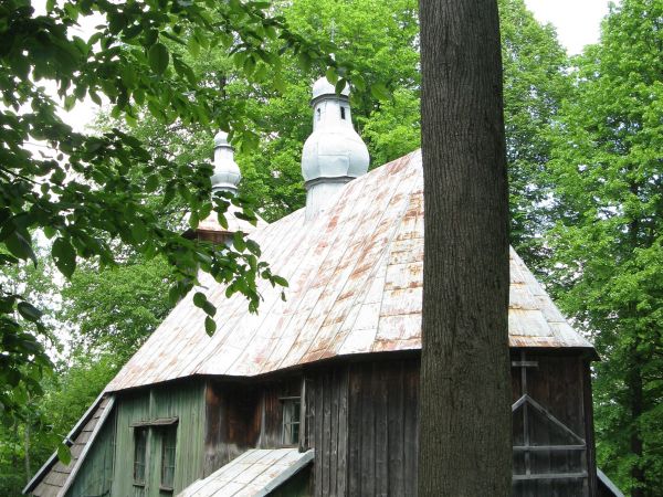 przy cerkwi greckokatolickiej pw. Narodzenia NMP - wzniesionej w 1779 roku. W świątyni jest kolonia nietoperza - perhacz, co świece zjada /?/. Przy cerkwi rośni