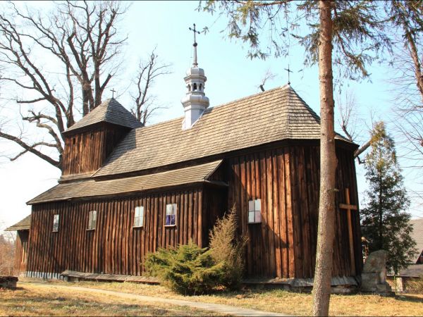 Drewniany, nieużytkowany kościół pw. św. Andrzeja Boboli w Krzeczowicach - (zbudowany ok. 1770 r.), dawna cerkiew parafialna pw. św. Mikołaja .