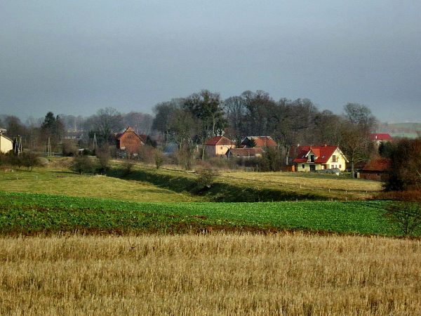 Zachodnia strona Pieckowa,na pierwszym planie widzimy fragment dawnej lini kolejowej,już bez szyn, prowadzącej do dawnej Stacji kolejowej w Pieckowie,relacji Kę