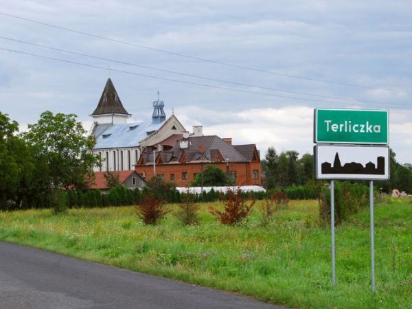 Widok Sanktuarium św. Ojca Pio i Matki Boskiej Fatimskiej od strony wjazdu do miejscowości.