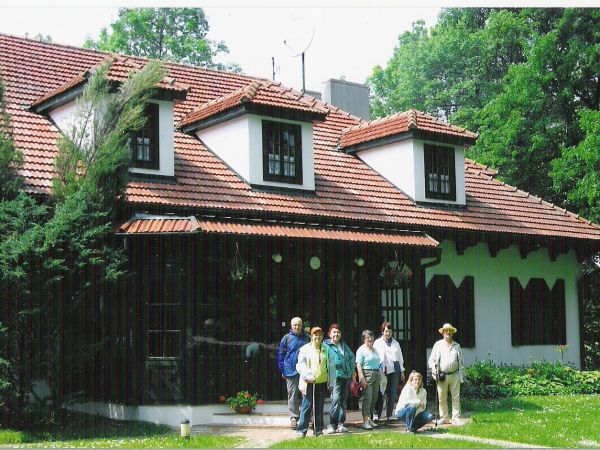 przed: ośrodkiem turystycznym "Wola Sękowa - Dwór" - pokoje 2, 3 i 4 osobowe - 32 miejsc, całodzienne wyżywienie - oferta całoroczna.