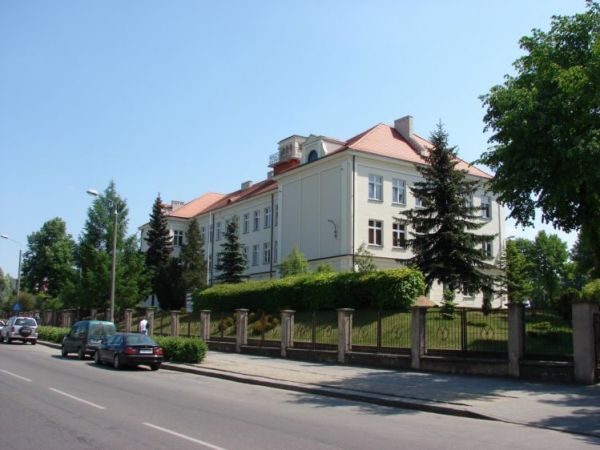 Obecnie budynek LO w Brodnicy - dawniej Liceum Pedagogiczne. Zdjęcie dedykuję absolwentom byłego LP-6.Więcej http://nasza-klasa.pl/school/87475