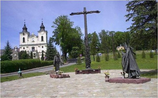 pomnik papieski i pomnik św. Jana z Dukli - przy krzyżu wzniesionym na chwałę ustanowienia sanktuarium w świątyni klasztornej oo. bernardynów.