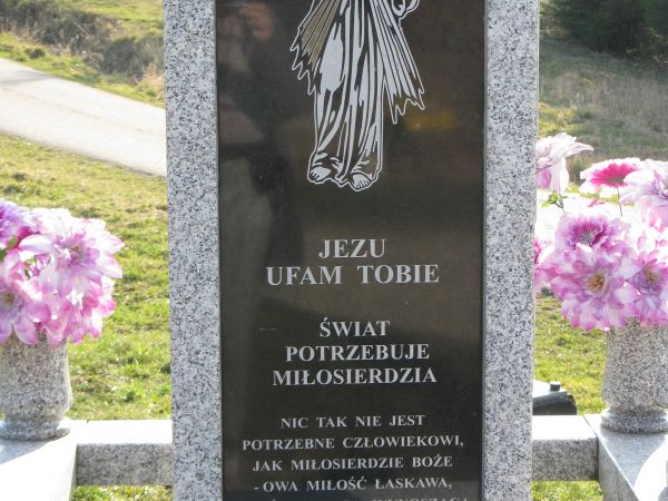 kapliczka przydrożna, współczesna, - o ubogaconej formie i wotywie, potwierdza opinię iż mieszkańcy wsi cenią wartości chrześcijańskie.