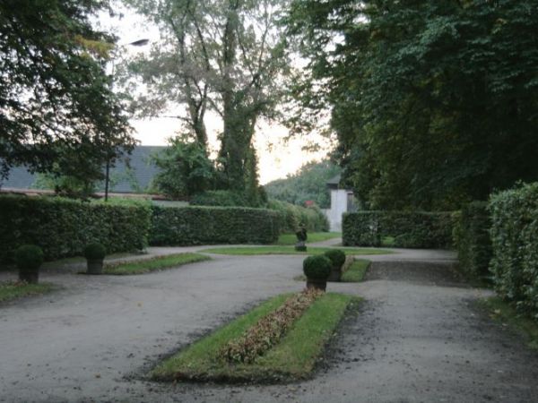 Strzyżone szpalery grabowo-lipowe.