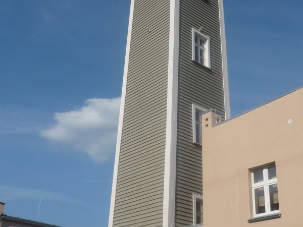 w 2003r zamieściłem  zdjęcie zrujnowanej  wieży  strażackiej  w  tym  roku po wielu latach odnowiono  remizę  strażacką  i  wieżę  pięknie się prezentuje