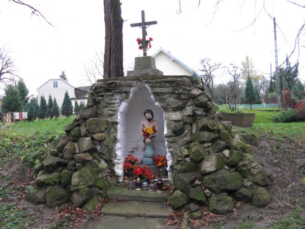 w części ogrodzenia /dzisiaj śladowego/ założenia parkowego, zwrócona niszą i Jej uposażeniem do pałacu - grota kapliczna, może miejsce majówek, westchnień i od