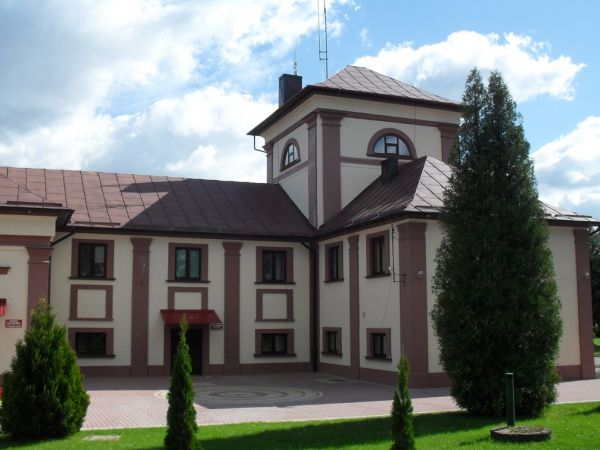 Dawniej szlachecki dwór obronny, obecnie siedziba władz gminnych