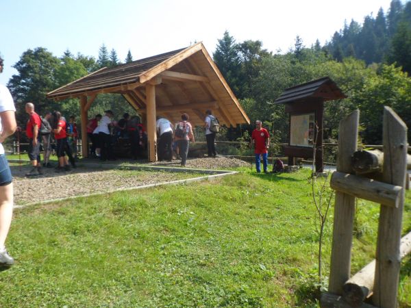 wiata turystyczna i starannie opracowana plansza tematyczna, jest duży parking i WC, po przejściu od m. Bystre Ścieżką przyrodniczo-edukacyjną - w dużej części