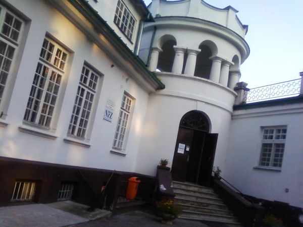 Sanatorium w pobliskiej  miejscowości mieszczące się w pałacu Zamojskich