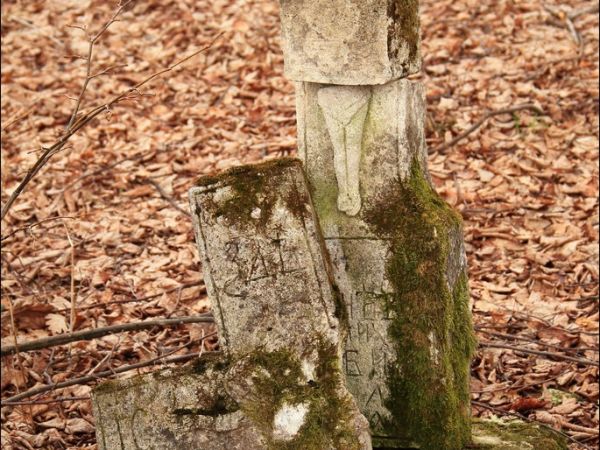 Stary cmentarz greckokatolicki przy cerkwi w Mołodyczu. Obecnie używany sporadycznie .