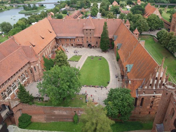 Widok z wieży na dziedziniec ( Malbork )