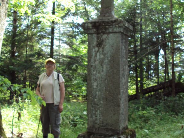 kamienny krzyż na postumencie, tu postawiony na pamiątkę zniesienia pańszczyzny w Galicji w 1848r.,  bywało że podobne wyznaczały granice wsi względnie majętnoś