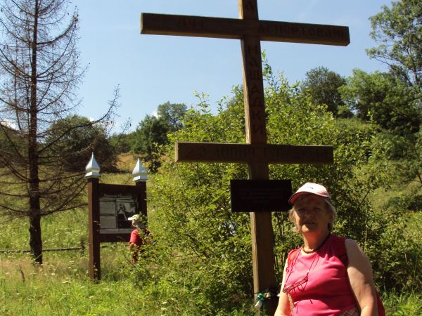 tu stała cerkiew pw. św. Mikołaja Cudotwórcy, z 1864r., na ścieżce historyczno-przyrodniczej "Bieszczady Odnalezione" - na wzgórzu cerkiewnym a zarazem  cmentar