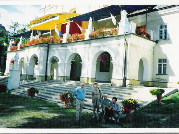 późnobarokowy kościół pw. Znalezienia Krzyża Świętego z ołtarzem Matki Bożej Kalwaryjskiej ze słynącym łaskami obrazem Matki Bożej z Dzieciątkiem, koronowanym w