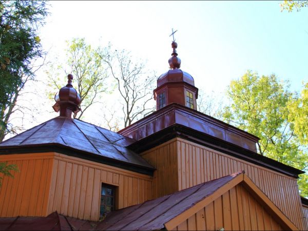 Dawna , drewniana cerkiew greckokatolicka pw. Niepokalanego Poczęcia NMP , wybudowana w 1781 r. Od 1971 r. pełni funkcję rzymskokatolickiej kaplicy filialnej.