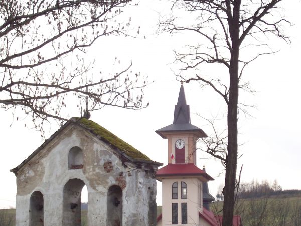 dzwonnica cerkiewna z 1927r., w której mieścił się dzwon prawdopodobnie z 1601 roku. Dalej, poniżej biegnie tzw. "bieszczadzka Cięciwa" - tak nazywana ponieważ