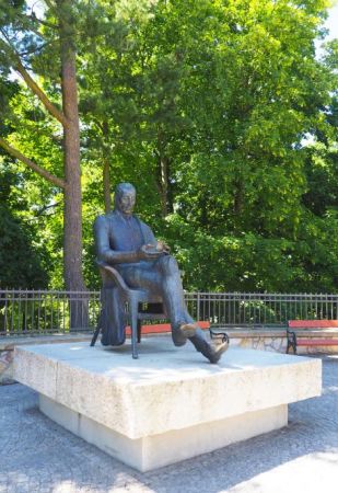 pomnik Zygmunta Krasińskiego z 1989 roku wystawiony w 130 rocznicę śmierci poety.