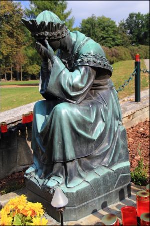 Klasztor Saletynów i Sanktuarium Matki Bożej z La Salette - Płaczącej  w Dębowcu  .  W kościele ukoronowana jest Matka Boża Saletyńska, która spełnia prośby lud