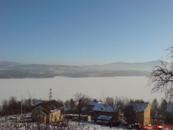 Mała Tresna widok na zamarznięte jezioro Żywieckie