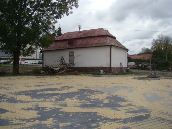 Dom Ubogich z XIX wieku, budynek szpitalny dla weteranów wojennych, do niedawna mieszczący galerię KGW "Pod Jesionami", gdzie prezentowana jest twórczość miejsc