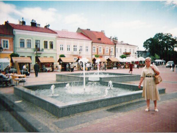 na rynku - przy fontannach, z północną pierzeją odrestaurowanych kamienic.