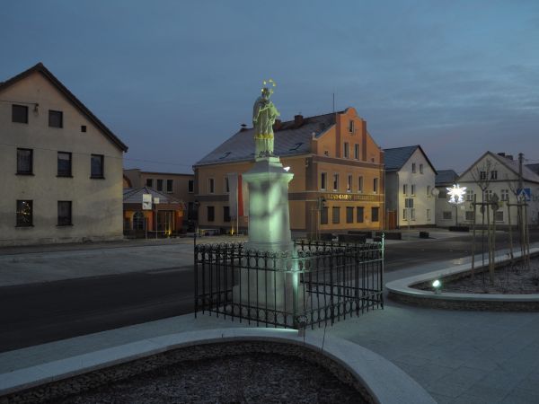 Św. Nepomucen i Urząd Gminy