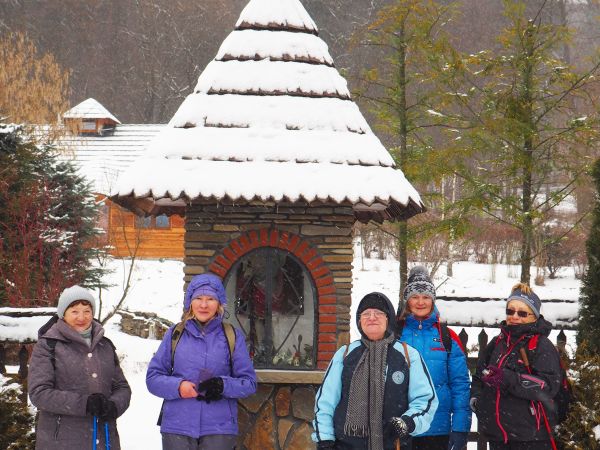 przy współczesnej kapliczce z figurą św. Krzysztofa, na terenie nadbrzeżnym rzeki San - często zalewowym a patron bezpieczeństwo obiecać może - jest osobne zdję