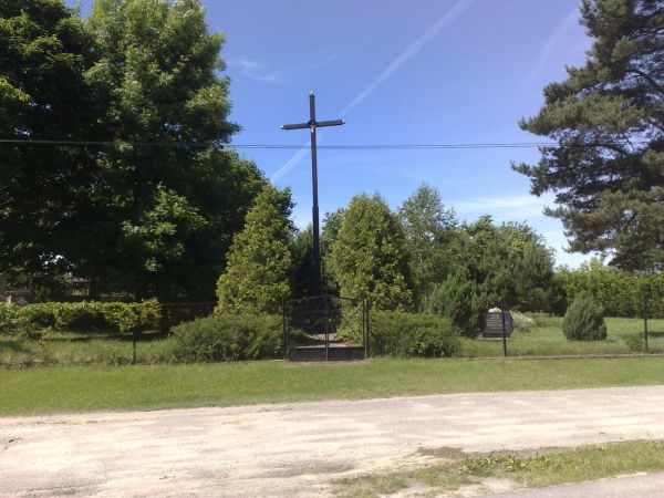 Plac pokościelny w Cieciszewie. Tu do końca (?) XVII wieku stał drewniany koścół parafialny.