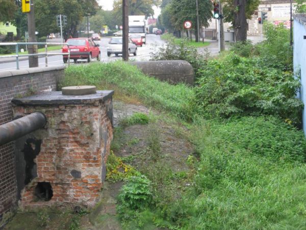 Widok schronu nr 16 od strony mostu rzeki Nielba.