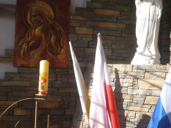 Po lewej stronie głównego wejścia piękna kaplica MB Katyńskiej .