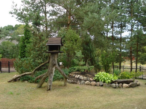 Pianki:Skalnik i karmik przy drodze w kierunku rzeki Narew.