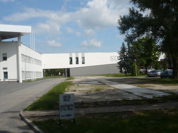 Wspomniany łącznik który połączył nową przychodnię ze szpitalem,na pierwzym planie posadzka z lastriko starej przychodni ,,baraku,,