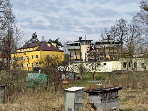 Charakterystyczne stożki zakładu płyt pilśniowych. Biorą udział w zrzutach ścieków przemysłowych do Rolniczej Oczyszczalni Ścieków, umiejscowionej na łąkach prz