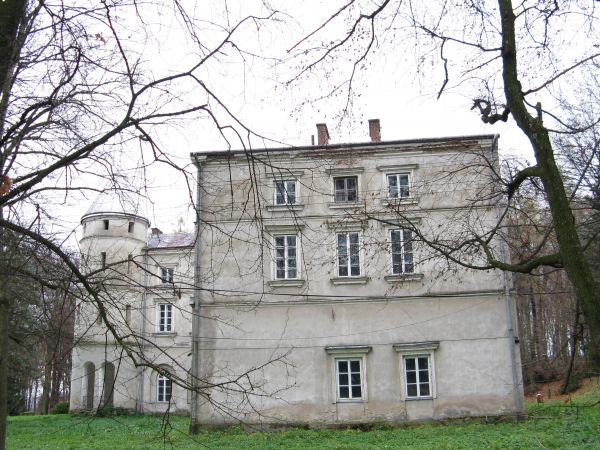 Gmaszysko, duże, "osowiałe jakby", o przetrwanie "prosi" - może z wiosną?... do 2006r. mieścił Małopolski Uniwersytet Ludowy, który był niepubliczną placówką oś