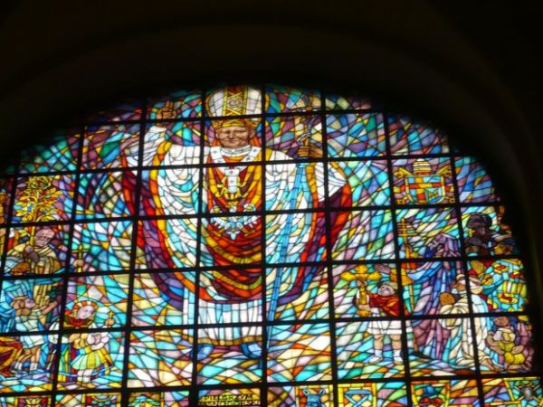 Nad wejściem do kaplicy cudownego obrazu witraż z  wizerunkiem
Sł.Bożego Jana PawłaII