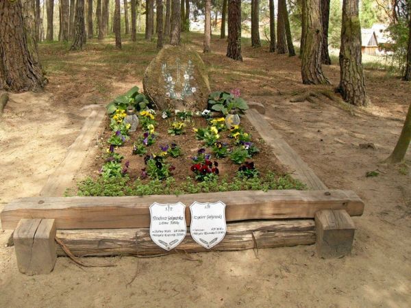 Grób Izydora i Teodory Gulgowskich, założycieli skansenu. Izydor Gulgowski urodził się w Iwicznie k/Kalisk w pow. Starogard Gdański. Dzisiaj ulica przy której s