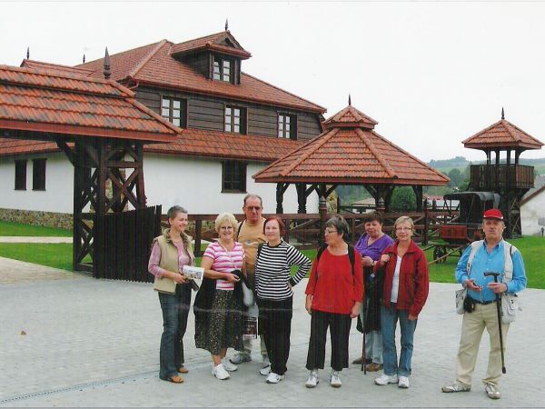 Obiekty "Łukoraj - u". -  W stadninie prowadzona jest hodowla koni czystej krwi arabskiej  /z linii Kuhailana, Ibrahima/ i rasy małopolskiej. Przy okazji : atam