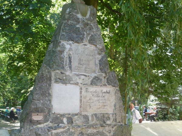 Także z południowej strony ciekawy z XIXw pomnik memoryjny z tablicami  nagrobnymi m.in.Floriana Braunka.