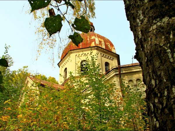 Murowana cerkiew p.w. Opieki NMP . Zbudowana w 1913 r. Wewnątrz cenna polichromia. W latach 1947-71 - magazyn. Obecnie opuszczona i zaniedbana.