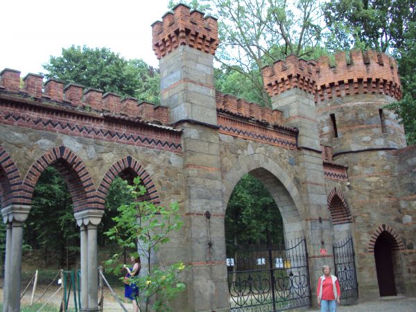 na "Szlaku Marianny Orańskiej" - zamkowe parkany z arkadami i narożną basteją a dalej :  tarasowo położony park, piękny kilkudziesięciohektarowy, w stylu włoski