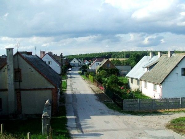 Widok na część zabudowań z wiaduktu kolejowego