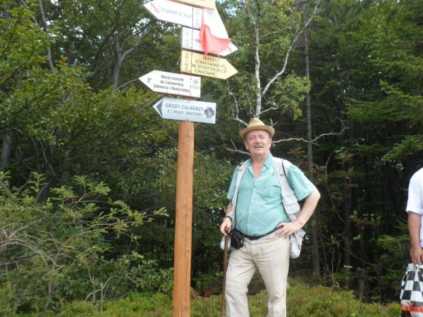 Dwernik Kamień zdobyty, na znaczeniu szlaków - najniżej - o grobach żołnierzy.