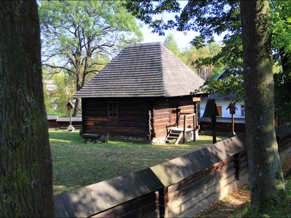 Kościół Wniebowzięcia NMP i św. Michała Archanioła . Na  liście światowego dziedzictwa UNESCO . Kościół w Haczowie jest największym gotyckim drewnianym kościołe