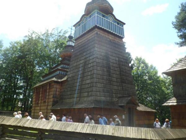 cerkiew z Ropek - w skansenie sanockim, po prawej wieża bramna - tam na  legarach spoczywa cerkiewny dzwon - warto posłuchać co przewodnik o nim powie...