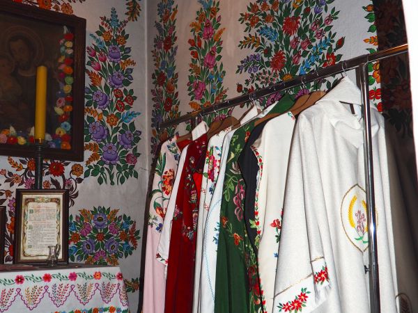 kaplica św. Błażeja - zdobiona w stylu zalipiańskim - dzieło malarek z parafii Zalipie, wyszywane i haftowane malarskie wzory zdobią kościelne szaty.