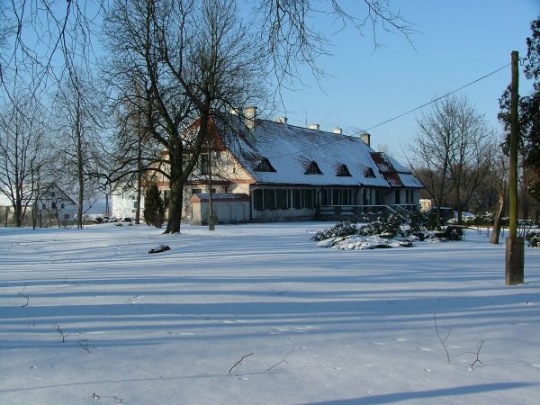 Dworek z pierwszej poł. XIX w. przy drodze biegnącej z Kętrzyna przez Starą Różankę do Węgorzewa.