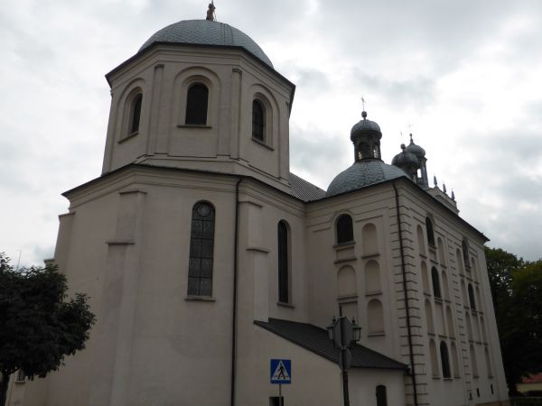 Kościół farny pw. św. Jadwigi Śląskiej - widziany z pół.-wsch. z ul. Ks. Kan. Czesława Tuszyńskiego