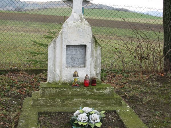 krzyż wojenny / żołnierski  - na cmentarzu greckokatolickim, przed - obok i wśród interesujących kamiennych krzyży nagrobnych, przeważnie z pocz. XX wieku. Na i